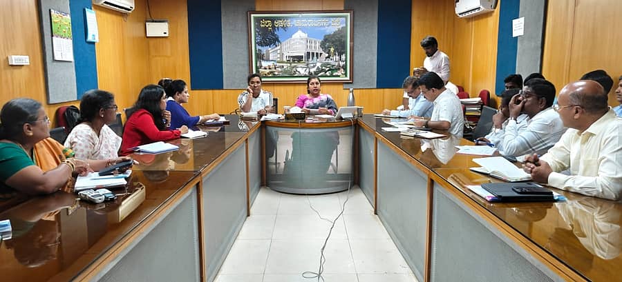 ಸಂವಿಧಾನ ದಿನಾಚರಣೆ ಪೂರ್ವಭಾವಿಯಾಗಿ ಸೋಮವಾರ ಜಿಲ್ಲಾಡಳಿತ ಭವನದ ಕೆಸ್ವಾನ್ ಸಭಾಂಗಣದಲ್ಲಿ ಸೋಮವಾರ ಜಿಲ್ಲಾಧಿಕಾರಿ ಶಿಲ್ಪಾನಾಗ್ ನೇತೃತ್ವದಲ್ಲಿ ಅಧಿಕಾರಿಗಳ ಸಭೆ ನಡೆಯಿತು