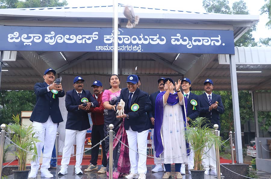 ಚಾಮರಾಜನಗರದ ಡಿ.ಎ.ಆರ್ ಕೇಂದ್ರ ಸ್ಥಾನದ ಜಿಲ್ಲಾ ಪೊಲೀಸ್ ಕವಾಯತು ಮೈದಾನದಲ್ಲಿ ಸೋಮವಾರ 3 ದಿನಗಳ ಜಿಲ್ಲಾ ಪೊಲೀಸ್ ವಾರ್ಷಿಕ ಕ್ರೀಡಾಕೂಟಕ್ಕೆ ಜಿಲ್ಲಾಧಿಕಾರಿ ಶಿಲ್ಪಾ ನಾಗ್ ಚಾಲನೆ ನೀಡಿದರು