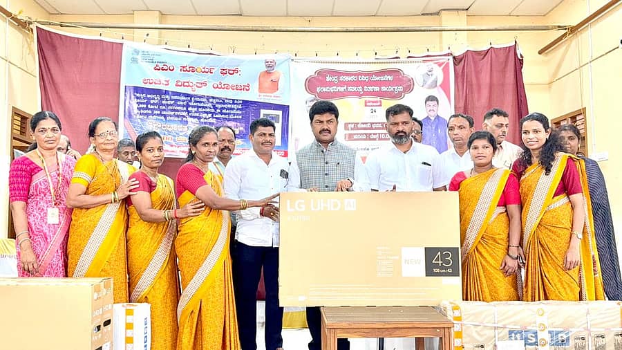 ಫಲಾನುವಿಗಳಿಗೆ ಸಂಸದ ಬಿ.ವೈ. ರಾಘವೇಂದ್ರ ಕಿಟ್ ವಿತರಿಸಿದರು.