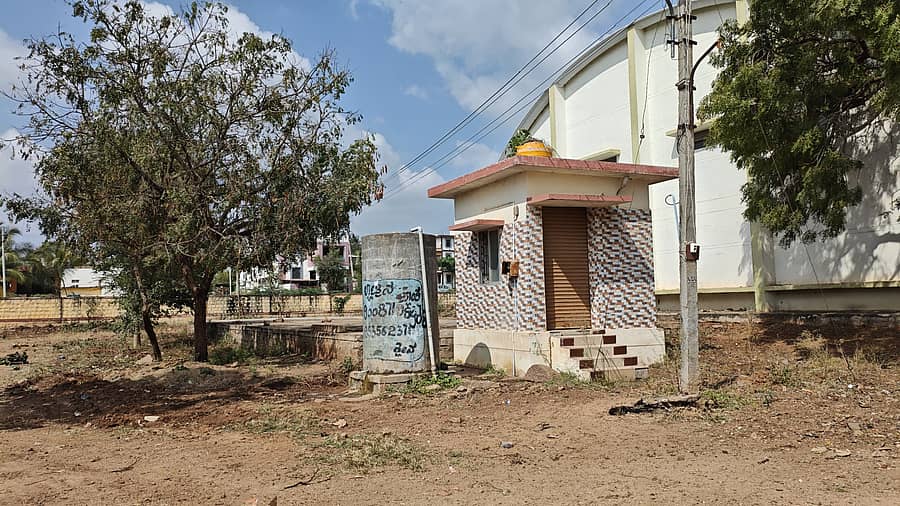 ರೈತರು ಬೆಳೆದ ಕಾಳುಗಳನ್ನು ಒಣಗಿಸಲು ಕಟ್ಟೆ ಸುತ್ತಮುತ್ತ ಜೆಸಿಬಿ ಯಂತ್ರದಿಂದ ಸ್ವಚ್ಛತೆ ಮಾಡಿರುವುದು