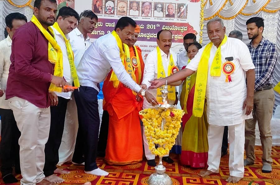 ಸಂಡೂರಿನ ಆದರ್ಶ ಕಲ್ಯಾಣ ಮಂಟಪದಲ್ಲಿ ಸೋಮವಾರ ನಡೆದ ಕಿತ್ತೂರು ರಾಣಿ ಚೆನ್ನಮ್ಮ ಜಯಂತಿಯ ಆಚರಣೆಗೆ ಗಣ್ಯರು ಚಾಲನೆ ನೀಡಿದರು