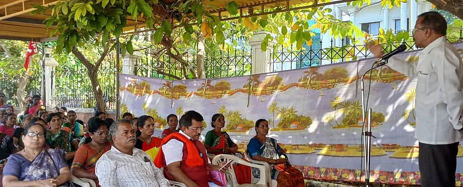 ಮಂಗಳೂರಿನಲ್ಲಿ ಸೋಮವಾರ ಆರಂಭಗೊಂಡ ಧರಣಿಯಲ್ಲಿ ಜೆ.ಬಾಲಕೃಷ್ಣ ಶೆಟ್ಟಿ ಅವರು ಮಾತನಾಡಿದರು. ಭಾರತಿ ಬೋಳಾರ, ವಸಂತ ಆಚಾರಿ, ಬಿ.ಎಂ.ಭಟ್ ಮೊದಲಾದವರು ಭಾಗವಹಿಸಿದ್ದರು