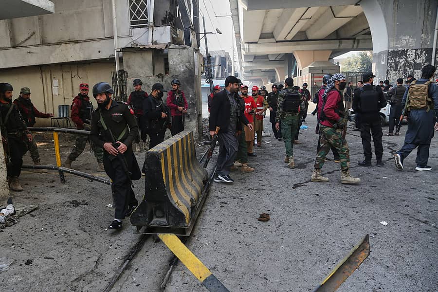 ಪಾಕಿಸ್ತಾನದ ಪೇಶಾವರದಲ್ಲಿ ನಡೆದ ಆತ್ಮಾಹುತಿ ದಾಳಿಯ ಸ್ಥಳದಲ್ಲಿ ಭದ್ರತಾ ಸಿಬ್ಬಂದಿ ಪರಿಶೀಲನೆ ನಡೆಸಿದರು (ಎಪಿ ಚಿತ್ರ)