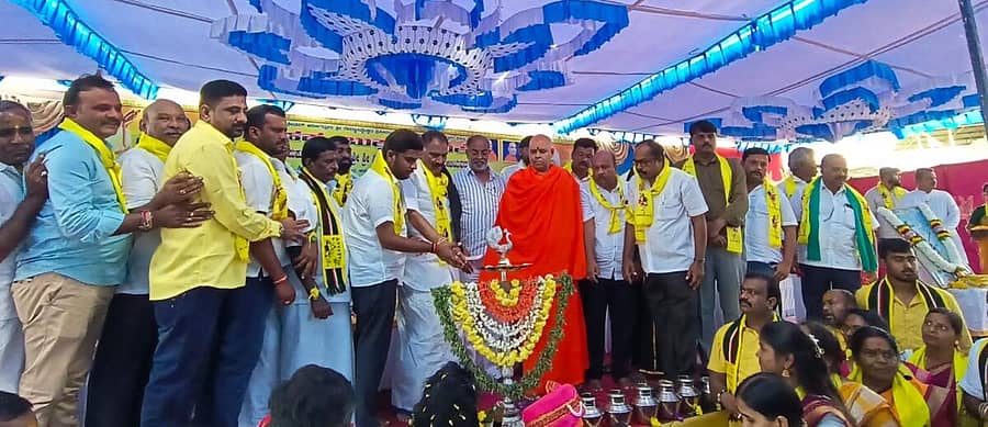 <div class="paragraphs"><p>ಅರಸೀಕೆರೆಯಲ್ಲಿ ಭಾನುವಾರ ನಡೆದ ಕನಕದಾಸರ ಜಯಂತ್ಯುತ್ಸವ ಕಾರ್ಯಕ್ರಮದಲ್ಲಿ ಶಾಸಕ ಕೆ.ಎಂ. ಶಿವಲಿಂಗೇಗೌಡ, ಸಂಸದ ಶ್ರೇಯಸ್ ಪಟೇಲ್‌, ಜ್ಯೋತಿ ಬೆಳಗಿದರು</p></div>