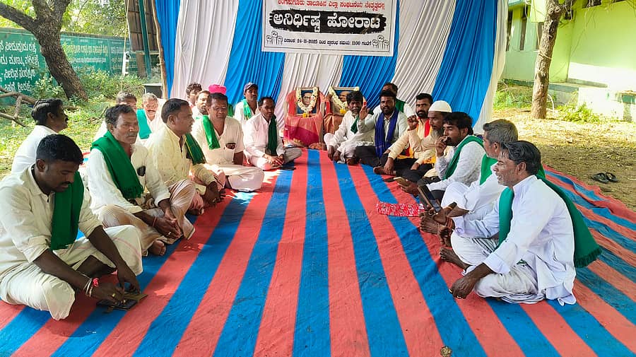 ಲಿಂಗಸುಗೂರಿನಲ್ಲಿರುವ ಕೃಷಿ ಉಪ ನಿರ್ದೇಶಕರ ಕಚೇರಿ ಸಿಂಧನೂರಿಗೆ ಸ್ಥಳಾಂತರ ವಿರೋಧಿಸಿ ರೈತ ಸಂಘದ ಕಾರ್ಯಕರ್ತರು ಕೃಷಿ ಇಲಾಖೆ ಕಚೇರಿ ಮುಂದೆ ಅನಿರ್ದಿಷ್ಟಾವಧಿ ಧರಣಿ ಆರಂಭಿಸಿದರು