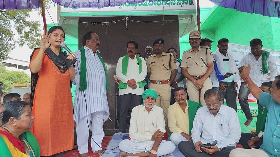 ಗೋವಿನಜೋಳಕ್ಕೆ ಬೆಂಬಲ ಬೆಲೆ ನಿಗದಿಪಡಿಸಬೇಕು ಎಂದು ನವಲಗುಂದದ ರೈತ ಭವನ ಬಳಿ ರೈತರು ಹೋರಾಟ ನಡೆಸುತ್ತಿದ್ದ ಸ್ಥಳಕ್ಕೆ ಶಾಸಕ ಎನ್.ಎಚ್.ಕೋನರಡ್ಡಿ ಹಾಗೂ ಜಿಲ್ಲಾಧಿಕಾರಿ ದಿವ್ಯ ಪ್ರಭು ಅವರು ಭೇಟಿ ನೀಡಿ ಭರವಸೆ ನೀಡಿದರು