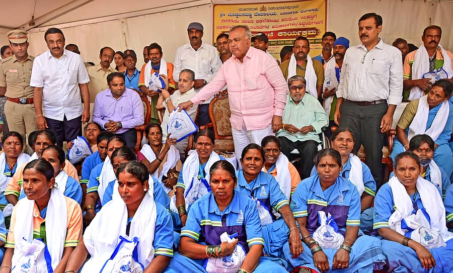 ಕಡಲೆಕಾಯಿ ಪರಿಷೆಯ ಯಶಸ್ಸಿಗೆ ಸಹಕರಿಸಿದ ವಿವಿಧ ಇಲಾಖೆಗಳ ಅಧಿಕಾರಿಗಳು ಹಾಗೂ ಸಿಬ್ಬಂದಿಗೆ ಗೌರವ ಸಮರ್ಪಣೆ ಕಾರ್ಯಕ್ರಮದಲ್ಲಿ ರಾಮಲಿಂಗಾರೆಡ್ಡಿ ಅವರು ಪೌರಕಾರ್ಮಿಕರನ್ನು ಸನ್ಮಾನಿಸಿದರು. ಪ್ರಜಾವಾಣಿ ಚಿತ್ರ