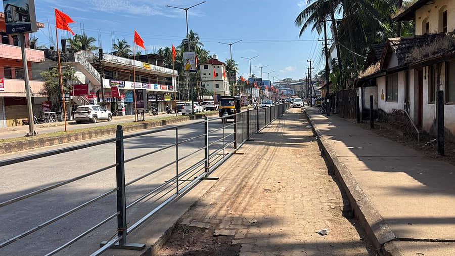 ಉಡುಪಿಯ ಬನ್ನಂಜೆಯಲ್ಲಿ ರಸ್ತೆ ಬದಿ ಬ್ಯಾರಿಕೇಡ್ ಸ್ಥಾಪಿಸಲಾಗಿದೆ