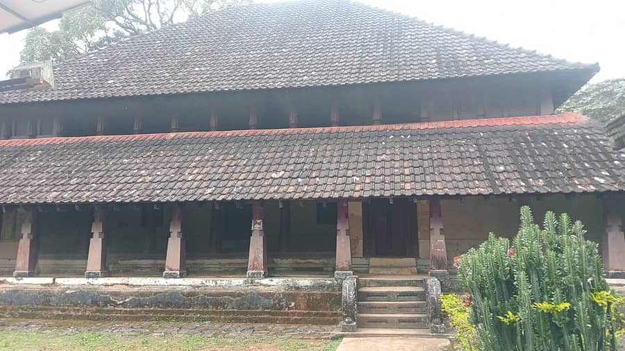 ನಿರ್ಲಕ್ಷ್ಯಕ್ಕೆ ಒಳಗಾಗಿರುವ ಮಡಿಕೇರಿ ತಾಲ್ಲೂಕಿನ ಕಕ್ಕಬ್ಬೆಯ ಸಮೀಪದ ನಾಲ್ಕುನಾಡು ಅರಮನೆ