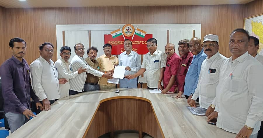 ವಿಜಯಪುರದಲ್ಲಿ ಅನುದಾನಿತ ಪ್ರಾಥಮಿಕ- ಪ್ರೌಢಶಾಲಾ ಶಿಕ್ಷಕರ ಸಂಘದ ಪದಾಧಿಕಾರಿಗಳು ಮನವಿ ಸಲ್ಲಿಸಿದರು