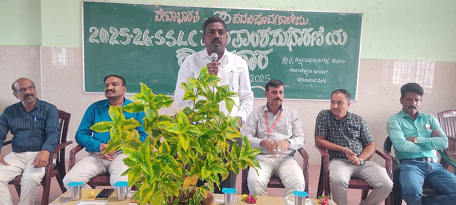 ಚಾಮರಾಜನಗರದ ಸೇವಾಭಾರತಿ ಪದವಿಪೂರ್ವ ಕಾಲೇಜಿನಲ್ಲಿ ಮಂಗಳವಾರ ಆಯೋಜಿಸಿದ್ದ ಎಸ್ಎಸ್ಎಲ್ಸಿ ಫಲಿತಾಂಶ ಸುಧಾರಣಾ ಕಾರ್ಯಾಗಾರದಲ್ಲಿ ಡಿಡಿಪಿಐ ಚಂದ್ರಪಾಟೀಲ್ ಮಾತನಾಡಿದರು. 