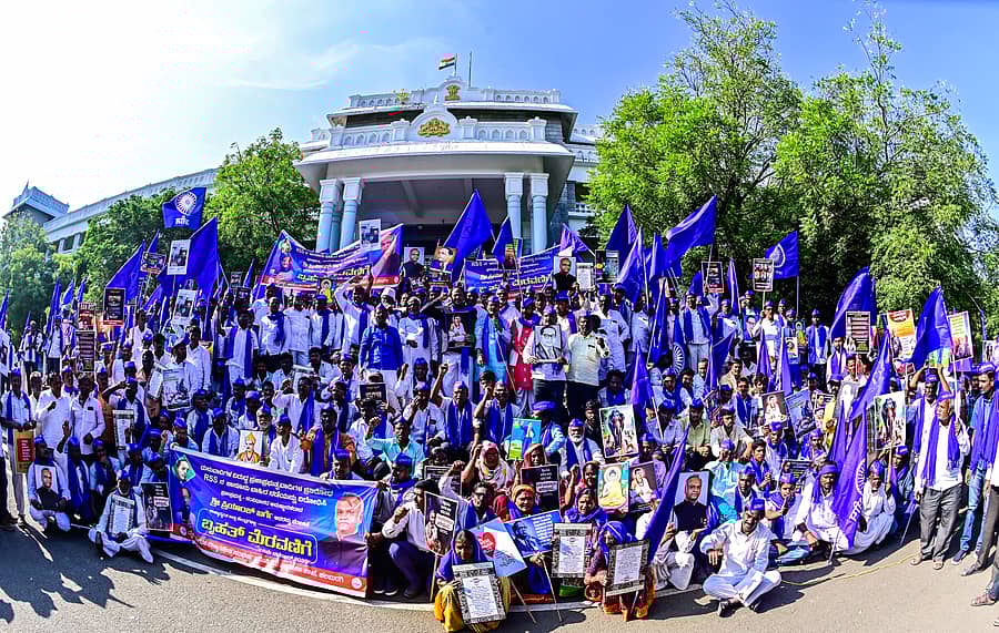 ಸಚಿವ ಪ್ರಿಯಾಂಕ್‌ ಖರ್ಗೆಯವರನ್ನು ಬೆಂಬಲಿಸಿ ಕರ್ನಾಟಕ ದಲಿತ ಸಂಘರ್ಷ ಸಮಿತಿಯಿಂದ ಕಲಬುರಗಿ ಜಿಲ್ಲಾಧಿಕಾರಿ ಕಚೇರಿ ಎದುರು ಮಂಗಳವಾರ ಪ್ರತಿಭಟನೆ ನಡೆಸಲಾಯಿತು. ದಸಂಸ ರಾಜ್ಯ ಸಂಚಾಲಕ ಡಿ.ಜಿ.ಸಾಗರ್, ಜಿಲ್ಲಾ ಸಂಚಾಲಕ ಸುರೇಶ ಹಾದಿಮನಿ ಸೇರಿದಂತೆ ಹಲವರು ಭಾಗವಹಿಸಿದ್ದರು