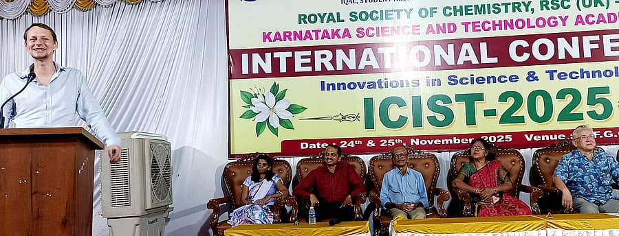 ಕುಮಟಾದ ಸರ್ಕಾರಿ ಪದವಿ ಕಾಲೇಜಿನಲ್ಲಿ ನಡೆದ ವಿಜ್ಞಾನ–ತಂತ್ರಜ್ಞಾನ ಸಮ್ಮೆಳನದ ಸಮಾರೋಪ ಸಮಾರಂಭದಲ್ಲಿ ವಿಜ್ಞಾನಿ ಡಾ. ಯೂರಿ ಪೆಟನೆವ್ ಮಾತನಾಡಿದರು