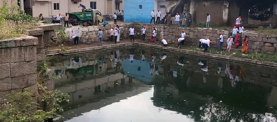 ಕಾರಟಗಿಯ ಐತಿಹಾಸಿಕ ಪುಷ್ಕರಣಿಯ ಸ್ವಚ್ಛತಾ ಕಾರ್ಯ ಮಂಗಳವಾರ ನಡೆಯಿತು