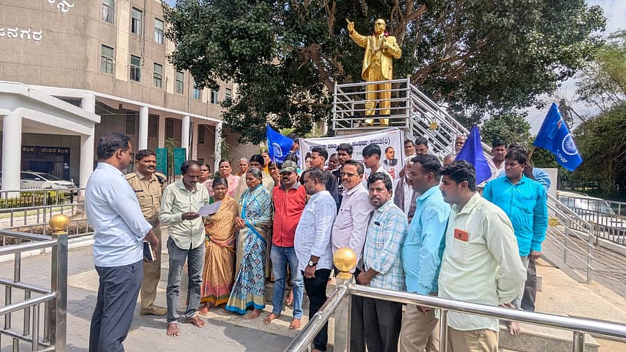 ರಾಜ್ಯ ದಲಿತ ಸಂಘರ್ಷ ಸಮಿತಿ ವತಿಯಿಂದ ಮಂಗಳವಾರ ಜಿಲ್ಲಾಡಳಿತ ಭವನದ ಮುಂಭಾಗ ಆರ್‌ಎಸ್‌ಎಸ್‌ ಸಂಘಟನೆಯ ವಿರುದ್ಧ ಪ್ರತಿಭಟನೆ ನಡೆಸಲಾಯಿತು