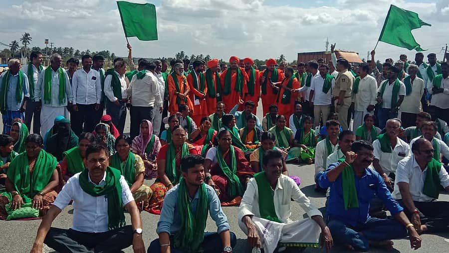 ರಾಣೆಬೆನ್ನೂರು ತಾಲ್ಲೂಕಿನ ಹುಲಿಹಳ್ಳಿ– ಕುನಬೇವು ಎಪಿಎಂಸಿ ಮೆಗಾ ಮಾರುಕಟ್ಟೆ ಆವರಣದ ಬಳಿ ಜಿಲ್ಲಾ ರೈತ ಸಂಘಗಳ ಒಕ್ಕೂಟದಿಂದ ರಾಷ್ಟ್ರೀಯ ಹೆದ್ದಾರಿ ತಡೆದು ಸೋಮವಾರ ಪ್ರತಿಭಟನೆ ನಡೆಸಿದರು