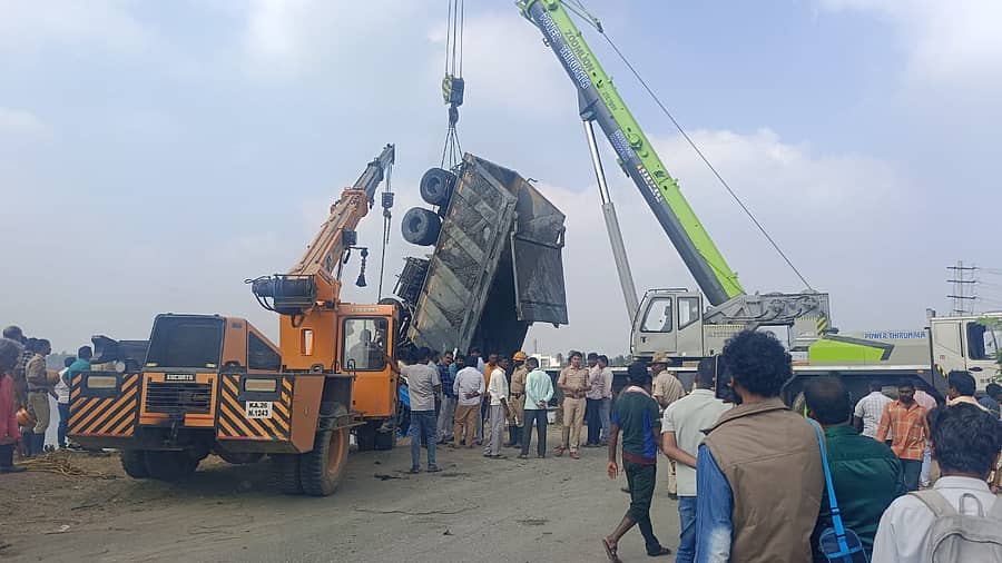 <div class="paragraphs"><p>ಆನೇಕಲ್ ತಾಲ್ಲೂಕಿನ ಬಿದರಗುಪ್ಪೆ ಕೆರೆಗೆ ಬಿದ್ದಿದ್ದ ಲಾರಿಯನ್ನು ಕ್ರೈನ್ ಮೂಲಕ ಹೊರ ತೆಗೆಯಲಾಯಿತು</p></div>