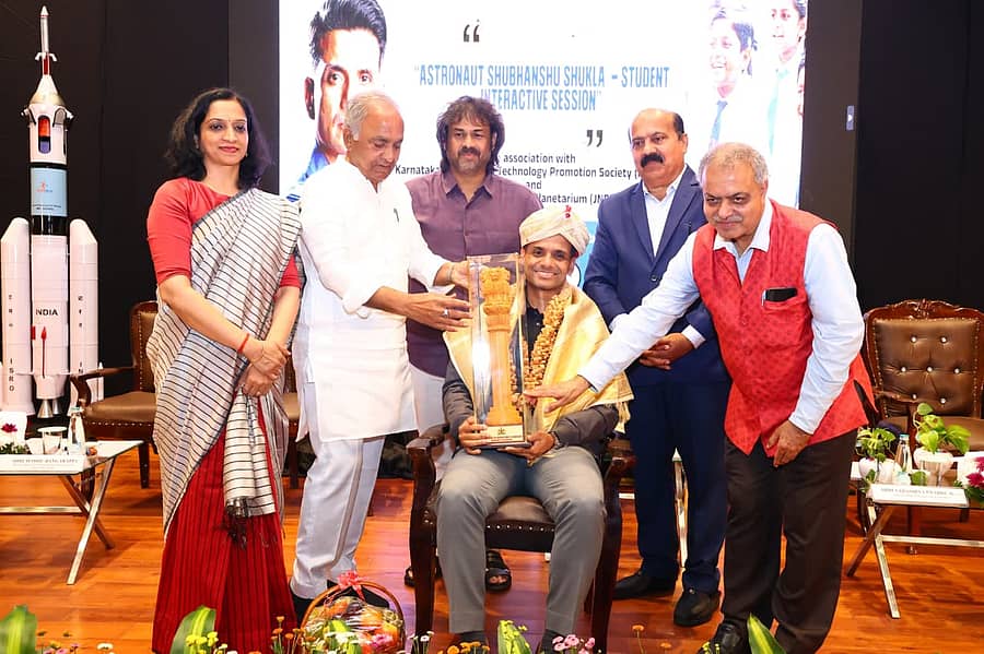 ಕಾರ್ಯಕ್ರಮದಲ್ಲಿ ಶುಭಾಂಶು ಶುಕ್ಲಾ ಅವರನ್ನು ಗೌರವಿಸಲಾಯಿತು. ಮಂಜುಳಾ ಎನ್., ಎನ್.ಎಸ್. ಬೋಸರಾಜು, ಮಧು ಬಂಗಾರಪ್ಪ, ಸದಾಶಿವ ಪ್ರಭು ಬಿ. ಹಾಗೂ ಬಿ.ಆರ್. ಗುರುಪ್ರಸಾದ್ ಉಪಸ್ಥಿತರಿದ್ದರು