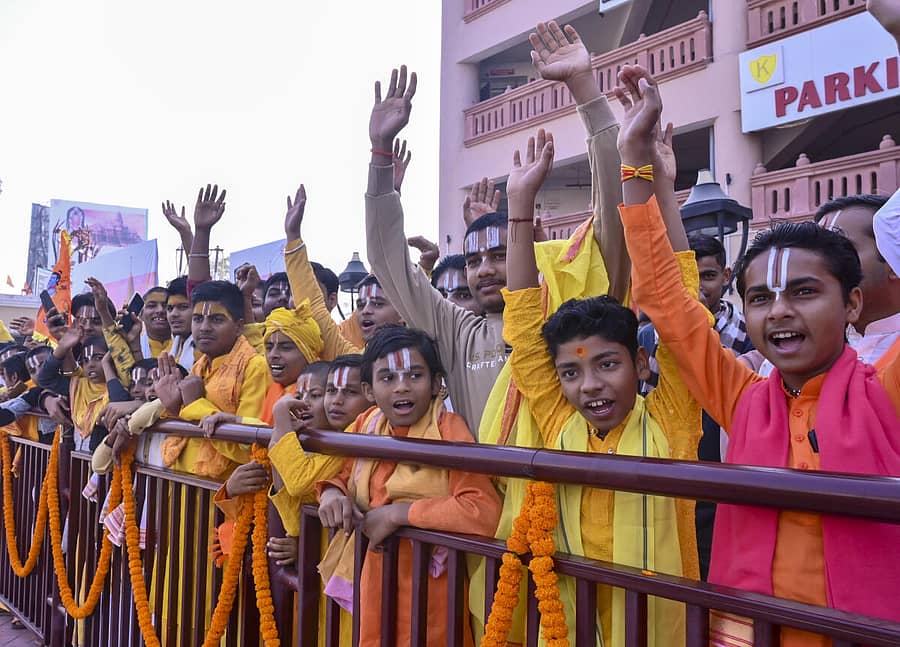 <div class="paragraphs"><p>ಪ್ರಧಾನಿ ಮೋದಿಯನ್ನು ಸ್ವಾಗತಿಸಲು ಸೇರಿದ ಜನರು</p></div>