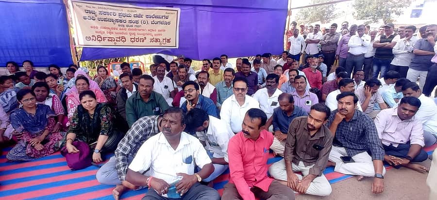 ಗದಗ ಜಿಲ್ಲಾಧಿಕಾರಿ ಕಚೇರಿ ಎದುರು ಸರ್ಕಾರಿ ಪ್ರಥಮ ದರ್ಜೆ ಕಾಲೇಜುಗಳ ಅತಿಥಿ ಉಪನ್ಯಾಸಕರು ಮಂಗಳವಾರದಿಂದ ಅನಿರ್ದಿಷ್ಟಾವಧಿ ಪ್ರತಿಭಟನೆ ಆರಂಭಿಸಿದರು