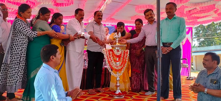 ಕಡೂರು ತಾಲ್ಲೂಕಿನ ಸಿಂಗಟಗೆರೆ ಗ್ರಾಮದಲ್ಲಿ ಮಂಗಳವಾರ ನಡೆದ ಜನಸಂಪರ್ಕ ಸಭೆಯನ್ನು ಶಾಸಕ ಕೆ.ಎಸ್‌.ಆನಂದ್‌ ಉದ್ಘಾಟಿಸಿದರು