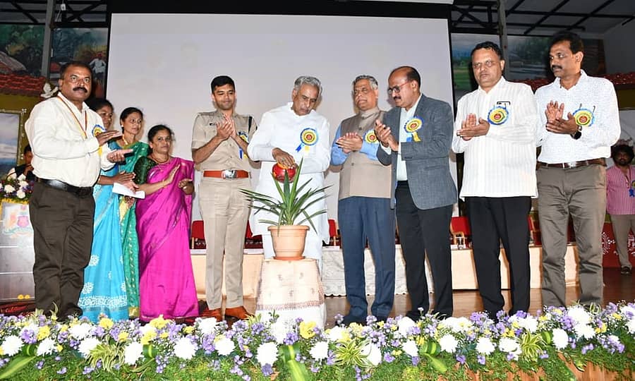 ಗದುಗಿನ ಮಹಾತ್ಮಗಾಂಧಿ ಗ್ರಾಮೀಣಾಭಿವೃದ್ಧಿ ಮತ್ತು ಪಂಚಾಯತ್‌ರಾಜ್‌ ವಿಶ್ವವಿದ್ಯಾಲಯದಲ್ಲಿ ಮಂಗಳವಾರ ನಡೆದ ಪ್ರಾಚ್ಯಪ್ರಜ್ಞೆ ರಾಜ್ಯ ಮಟ್ಟದ ಸ್ಪರ್ಧೆ ಮತ್ತು ಸ್ಪರ್ಧಾ ವಿಜೇತರಿಗೆ ಬಹುಮಾನ ವಿತರಣೆ ಕಾರ್ಯಕ್ರಮವನ್ನು ಸಭಾಪತಿ ಬಸವರಾಜ ಹೊರಟ್ಟಿ ಉದ್ಘಾಟಿಸಿದರು