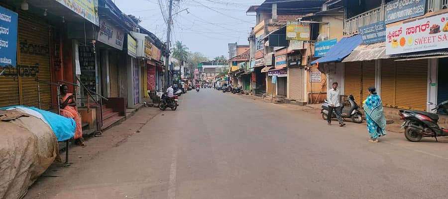 ವಾಣಿಜ್ಯ ಬಂದರು ವಿರೋಧಿಸಿ ಅಂಕೋಲಾ ಪಟ್ಟಣ ಬಂದ್‌ಗೆ ಕರೆ ನೀಡಿದ ಹಿನ್ನೆಲೆ ಪಟ್ಟಣದಲ್ಲಿ ಅಂಗಡಿ, ಮುಂಗಟ್ಟು ಬಂದ್ ಮಾಡಿ ಬಂದ್‌ಗೆ ಬೆಂಬಲ ಸೂಚಿಸಲಾಯಿತು