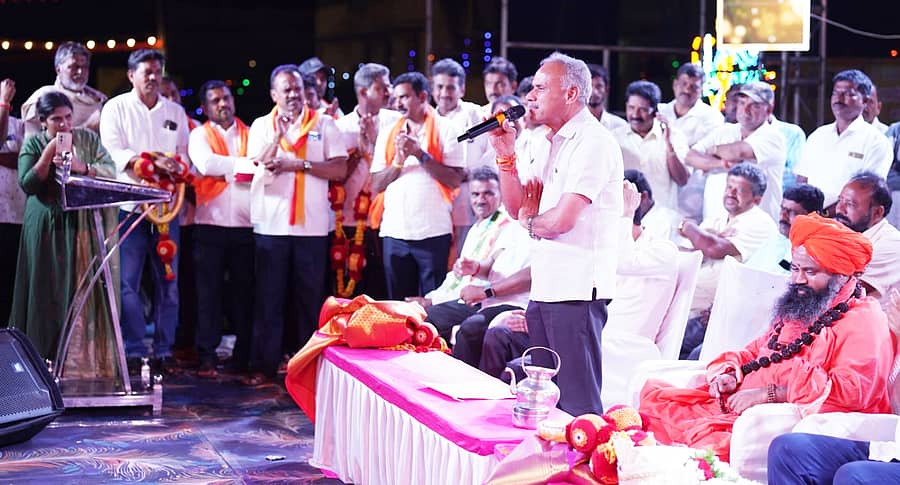 ಕೊರಟಗೆರೆ ತಾಲ್ಲೂಕಿನ ಮಾವತ್ತೂರು ಗ್ರಾಮದಲ್ಲಿ ಸೋಮವಾರ ಸಂಜೆ ನಡೆದ ಗಂಗಾರತಿ ಕಾರ್ಯಕ್ರಮದಲ್ಲಿ ಶಾಸಕ ಬಿ.ಸುರೇಶ್‌ಗೌಡ ಮಾತನಾಡಿದರು. ಸಿದ್ಧರಬೆಟ್ಟದ ವೀರಭದ್ರ ಶಿವಾಚಾರ್ಯ ಸ್ವಾಮೀಜಿ ಇತರರು ಹಾಜರಿದ್ದರು