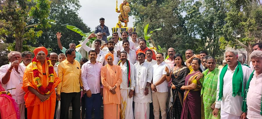 ಮಾಗಡಿ ಕೆಂಪೇಗೌಡ ಪ್ರತಿಮೆ ಸ್ಥಳಾಂತಕ್ಕೆ ತಾತ್ಕಾಲಿಕ ತಡೆ ಹಿನ್ನೆಲೆಯಲ್ಲಿ ಎಚ್.ಎಂ.ಕೃಷ್ಣಮೂರ್ತಿ ನೇತೃತ್ವದಲ್ಲಿ ವಿಜಯೋತ್ಸವ ಆಚರಿಸಲಾಯಿತು