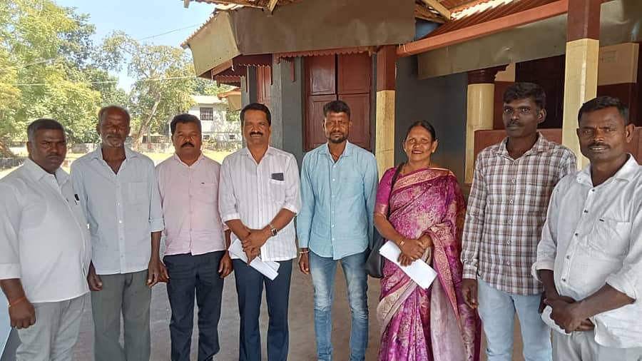 ಮೂಡಿಗೆರೆಯ ಪ್ರವಾಸಿ ಮಂದಿರದಲ್ಲಿ ಮಂಗಳವಾರ ಪರಿಶಿಷ್ಟ ಪಂಗಡಗಳಿಗೆ ಒಳ ಮೀಸಲಾತಿ ಕಲ್ಪಿಸುವಂತೆ ಒತ್ತಾಯಿಸಲು‌ ನಡೆದ ಸಭೆಯಲ್ಲಿ ವಿವಿಧ ಸಮುದಾಯಗಳ‌ ಮುಖಂಡರು ಭಾಗವಹಿಸಿದ್ದರು