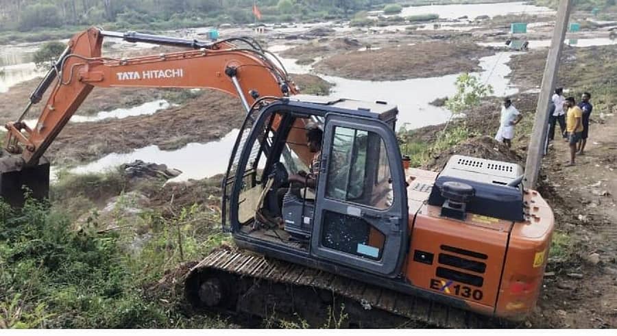 ಕಾವೇರಿ ನದಿಯಲ್ಲಿನ ಹೂಳು, ಗಿಡಗಳನ್ನು ಸ್ವಚ್ಛಗೊಳಿಸುತ್ತಿರುವುದು