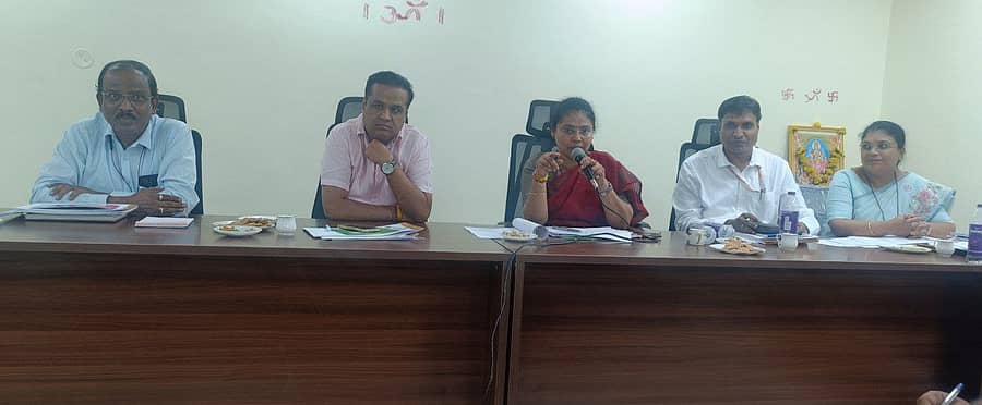 ಚಿಕ್ಕೋಡಿ ಪಟ್ಟಣದ ಹೆಸ್ಕಾಂ ಕಚೇರಿಯಲ್ಲಿ ಶಾಸಕ ಗಣೇಶ ಹುಕ್ಕೇರಿ ಅಧ್ಯಕ್ಷತೆಯಲ್ಲಿ ನಡೆದ ಹೆಸ್ಕಾಂ ಅಧಿಕಾರಿಗಳ ಹಾಗೂ ಗ್ರಾಹಕರ ಸಭೆಯನ್ನು ಉದ್ದೇಶಿಸಿ ಹುಬ್ಬಳ್ಳಿಯ ಹೆಸ್ಕಾಂ ವ್ಯವಸ್ಥಾಪಕ ನಿರ್ದೇಶಕಿ ವೈಶಾಲಿ ಮಾತನಾಡಿದರು. ಸಭೆಯಲ್ಲಿ ಹೆಸ್ಕಾಂ ಅಧಿಕಾರಿ ಶಿವಾನಂದ ಪಾಟೀಲ, ಶಿವಾಜಿ ಖರೆ, ಸುಪ್ರಭಾ ಬಂಡಗಾರ ಇದ್ದರು.