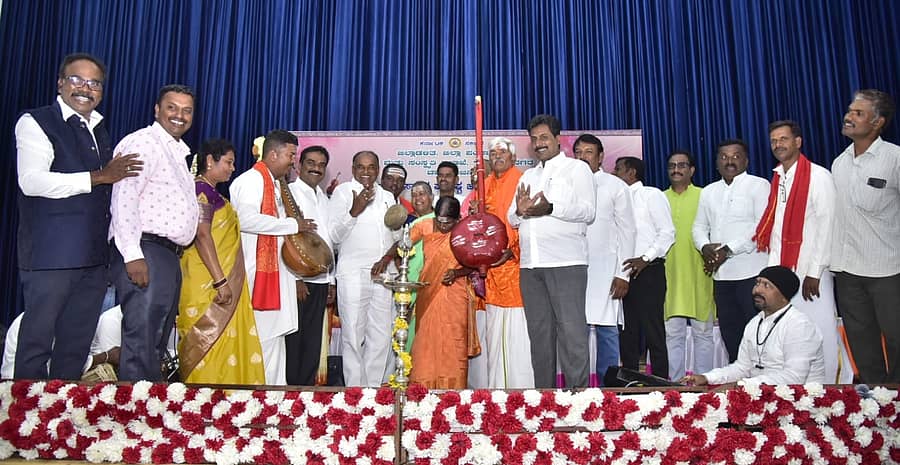 ಚಾಮರಾಜನಗರದ ವರನಟ ಡಾ.ರಾಜಕುಮಾರ್ ಜಿಲ್ಲಾ ರಂಗಮಂದಿರದಲ್ಲಿ ಮಂಗಳವಾರ ಹಮ್ಮಿಕೊಂಡಿದ್ದ ‘ಹಾಡಿರೇ ರಾಗಗಳ-ತೂಗಿರೇ ದೀಪಗಳ’ ಸಾಂಸ್ಕೃತಿಕ ಕಾರ್ಯಕ್ರಮವನ್ನು ಶಾಸಕ ಪುಟ್ಟರಂಗಶೆಟ್ಟಿ ಉದ್ಘಾಟಿಸಿದರು