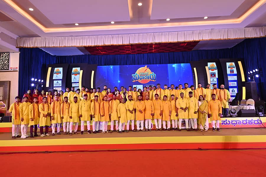 ಕರುನಾಡ ಸಾಧಕರಿಗೆ ಆಯೋಜಕರು ಗೌರವ ಸಲ್ಲಿಸಿದರು