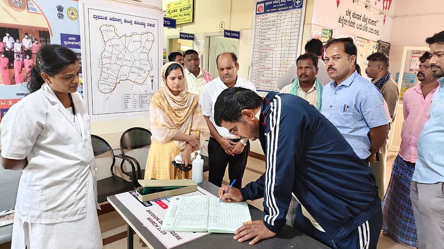 ಹರಿಹರ ತಾಲ್ಲೂಕಿನ ಕೊಂಡಜ್ಜಿ ಗ್ರಾಮದ ಪ್ರಾಥಮಿಕ ಆರೋಗ್ಯ ಕೇಂದ್ರಕ್ಕೆ ಜಿಲ್ಲಾ ಪಂಚಾಯಿತಿ ಸಿಇಒ ಗಿತ್ತೆ ಮಾಧವ ವಿಠಲರಾವ್ ಸೋಮವಾರ ಭೇಟಿ ನೀಡಿ ಪರಿಶೀಲಿಸಿದರು