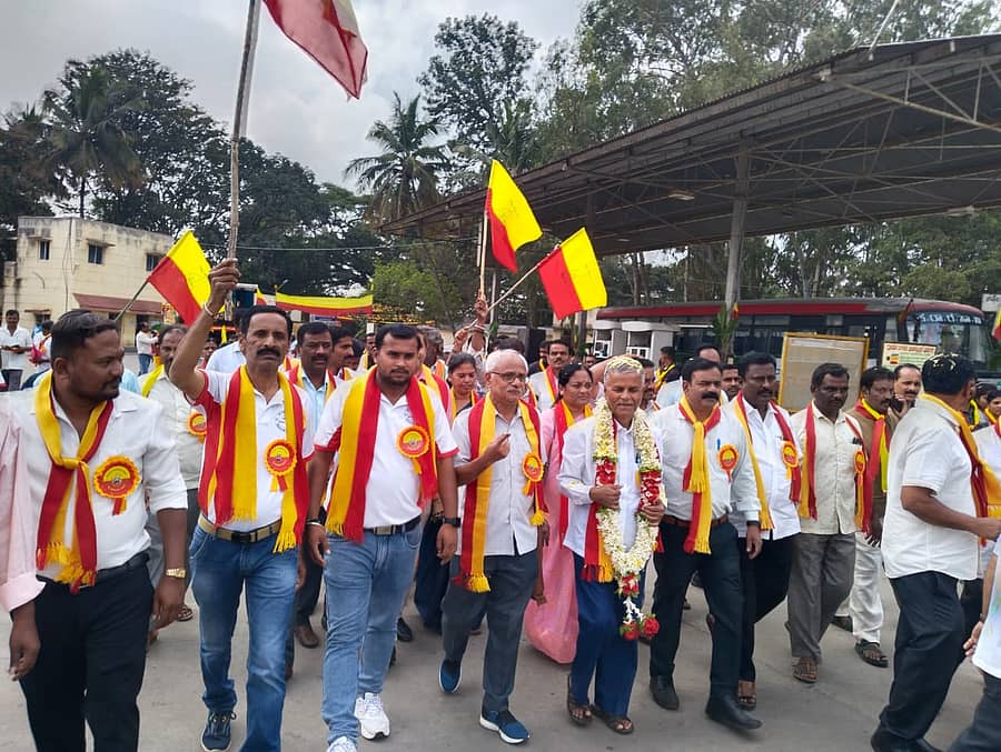 ಆನೇಕಲ್ನಲ್ಲಿ ಕರ್ನಾಟಕ ರಾಜ್ಯ ರಸ್ತೆ ಸಾರಿಗೆ ಸಂಸ್ಥೆ ಕೇಂದ್ರ ಕನ್ನಡ ಕ್ರಿಯಾ ಸಮಿತಿ ವತಿಯಿಂದ ಆಯೋಜಿಸಿದ್ದ ಪ್ರಶಸ್ತಿ ಪ್ರದಾನ ಕಾರ್ಯಕ್ರಮದಲ್ಲಿ ಸಾಹಿತಿ ಜಾಣಗೆರೆ ವೆಂಕಟರಾಮಯ್ಯ ಅವರನ್ನು ಮೆರವಣಿಗೆ ಮೂಲಕ ಬರಮಾಡಿಕೊಳ್ಳಲಾಯಿತು