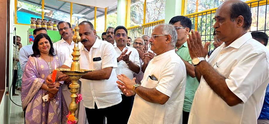 ಕ್ಯಾಂಪ್ಕೊ ಶಾಖೆಯ ನವೀಕೃತ ಕಚೇರಿ, ಗೋದಾಮು ಕಟ್ಟಡವನ್ನು ಕಿರಣ್ ಕುಮಾರ ಕೊಡ್ಗಿ ಉದ್ಘಾಟಿಸಿದರು