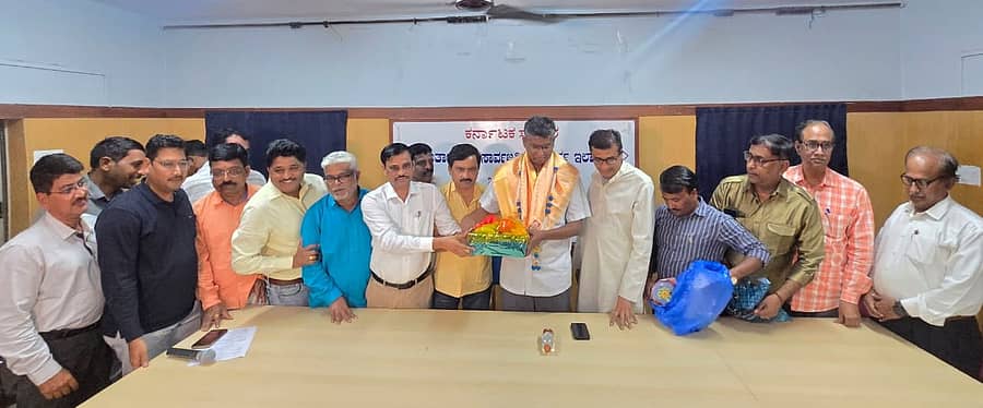 ಪತ್ರಿಕಾ ಭವನಕ್ಕೆ ಅನುದಾನ ಮಂಜೂರು ಮಾಡಿದ ಸಚಿವ ಸತೀಶ ಜಾರಕಿಹೊಳಿ ಅವರನ್ನು ಬೆಳಗಾವಿಯ ಪತ್ರಕರ್ತರು ಮಂಗಳವಾರ ಸನ್ಮಾನಿಸಿದರು  ಪ್ರಜಾವಾಣಿ ಚಿತ್ರ