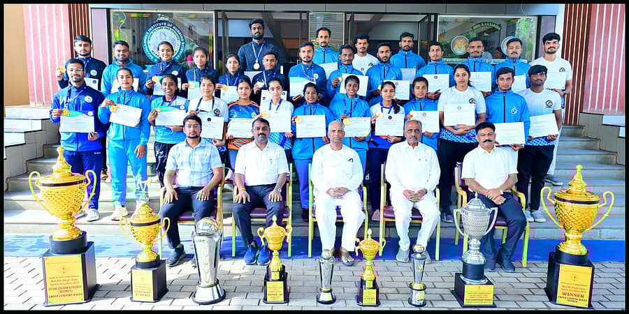 ರಾಜೀವ್ಗಾಂಧಿ ಆರೋಗ್ಯ ವಿಜ್ಞಾನಗಳ ವಿಶ್ವವಿದ್ಯಾಲಯದ ರಾಜ್ಯ ಮತ್ತು ವಲಯಮಟ್ಟದ ವಿವಿಧ ಕ್ರೀಡಾಕೂಟಗಳಲ್ಲಿ ಭಾಗವಹಿಸಿ ವಿಜೇತರಾದ ಬಾಗಲಕೋಟೆ ಸಜ್ಜಲಶ್ರೀ ನರ್ಸಿಂಗ್ ಕಾಲೇಜಿನ ವಿದ್ಯಾರ್ಥಿಗಳನ್ನು ಸನ್ಮಾನಿಸಲಾಯಿತು