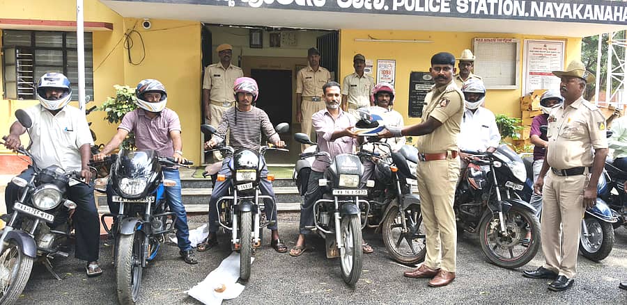 ನಾಯಕನಹಟ್ಟಿ ಪಟ್ಟಣದ ಪೊಲೀಸ್‌ಠಾಣೆ ಆವರಣದಲ್ಲಿ ಮಂಗಳವಾರ ಪಿಎಸ್‌ಐ ಜಿ. ಪಾಂಡುರಂಗ ಅವರು ರಸಪ್ರಶ್ನೆ ಕಾರ್ಯಕ್ರಮದಲ್ಲಿ ವಿಜೇತರಾದವರಿಗೆ ಹೆಲ್ಮೆಟ್ ವಿತರಿಸಿದರು