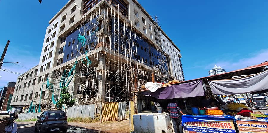 ಅರೆಬರೆ ಕಾಮಗಾರಿ ಆಗಿರುವ ಕಂಕನಾಡಿ ಹೈಟೆಕ್ ಮಾರ್ಕೆಟ್