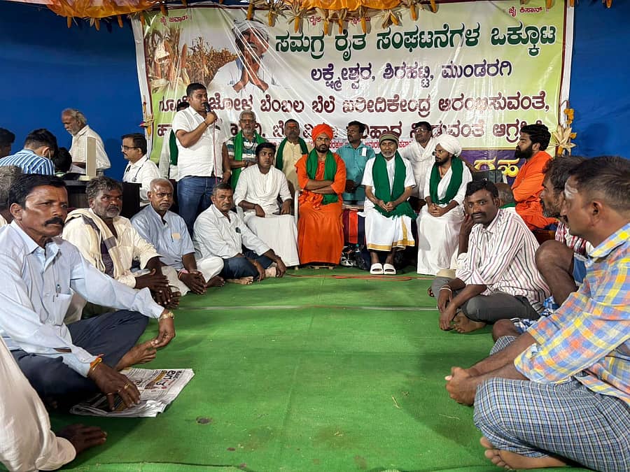 ಮೆಕ್ಕೆಜೋಳದ ಬೆಂಬಲ ಬೆಲೆ ಖರೀದಿ ಕೇಂದ್ರ ತೆರೆಯಬೇಕು ಎಂದು ಆಗ್ರಹಿಸಿ ರೈತರು ನಡೆಸುತ್ತಿರುವ ಅಹೋರಾತ್ರಿ ಧರಣಿ ವೇದಿಕೆಗೆ ಮಂಗಳವಾರ ಶಿರಹಟ್ಟಿ ಸಂಸ್ಥಾನಮಠದ ಫಕ್ಕೀರಸಿದ್ಧರಾಮ ಸ್ವಾಮೀಜಿ ಭೇಟಿ ನೀಡಿ ಬೆಂಬಲ ವ್ಯಕ್ತಪಡಿಸಿದರು