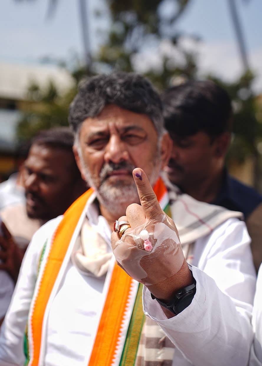 ಕನಕಪುರ ಟಿಎಪಿಸಿಎಂಎಸ್ ಚುನಾವಣೆಯಲ್ಲಿ ಡಿ.ಕೆ ಶಿವಕುಮಾರ್ ಮತದಾನ ಮಾಡಿರುವುದನ್ನು ತೋರಿಸಿದರು