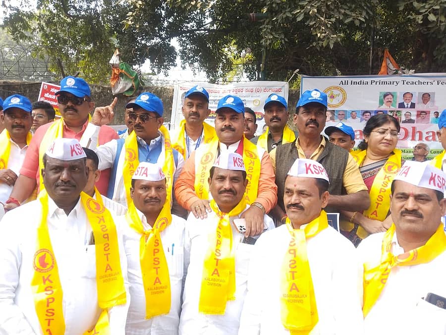 ದೆಹಲಿಯ ಜಂತರ್ ಮಂತರ್ನಲ್ಲಿ ಅಖಿಲ ಭಾರತ ಪ್ರಾಥಮಿಕ ಶಾಲಾ ಶಿಕ್ಷಕರ ಫೆಡರೇಷನ್ ಆಯೋಜಿಸಿದ್ದ ಪ್ರತಿಭಟನೆಯಲ್ಲಿ ಪಾಲ್ಗೊಂಡಿದ್ದ ಯಾದಗಿರಿಯ ಶಿಕ್ಷಕರು