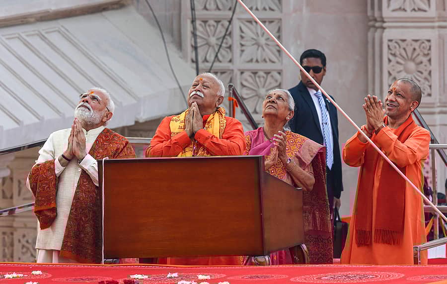 <div class="paragraphs"><p>ಅಯೋಧ್ಯೆಯ ರಾಮ ಮಂದಿರದಲ್ಲಿ ಪ್ರಧಾನಿ ಮೋದಿ ಅವರು ಮಂಗಳವಾರ ಧ್ವಜಾರೋಹಣ ನೆರವೇರಿಸಿದರು. </p></div>