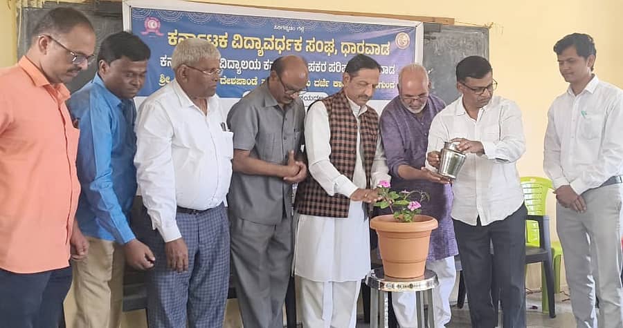 ಮುಳಗುಂದ ಆರ್.ಎನ್.ಡಿ ಮಹಾವಿದ್ಯಾಲಯದಲ್ಲಿ ಕರ್ನಾಟಕ ವಿದ್ಯಾವರ್ಧಕ ಸಂಘ ಧಾರವಾಡ, ಕರ್ನಾಟಕ ವಿಶ್ವವಿದ್ಯಾಲಯ ಕನ್ನಡ ಅಧ್ಯಾಪಕರ ಪರಿಷತ್ ವತಿಯಿಂದ ಮಂಗಳವಾರ ನಡೆದ ತಿಂಗಳ ನಾಡ ಹಬ್ಬದ ಗಣ್ಯರು ಉದ್ಘಾಟಿಸಿದರು