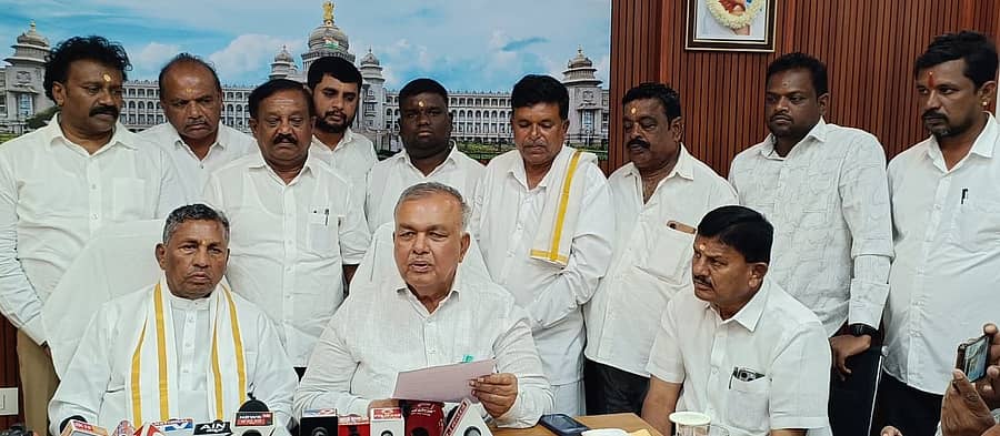 ದೊಡ್ಡಬಳ್ಳಾಪುರ ತಾಲ್ಲೂಕಿನ ಘಾಟಿ ಕ್ಷೇತ್ರದಲ್ಲಿ ಮಂಗಳವಾರ ನಡೆದ ಪತ್ರಿಕಾಗೋಷ್ಠಿಯಲ್ಲಿ ಸಾರಿಗೆ ಹಾಗೂ ಮುಜರಾಯಿ ಇಲಾಖೆ ಸಚಿವ ರಾಮಲಿಂಗಾರೆಡ್ಡಿ ಮಾತನಾಡಿದರು. ಜಿಲ್ಲಾ ಉಸ್ತುವಾರಿ ಸಚಿವ ಕೆ.ಎಚ್.ಮುನಿಯಪ್ಪ ಇದ್ದರು