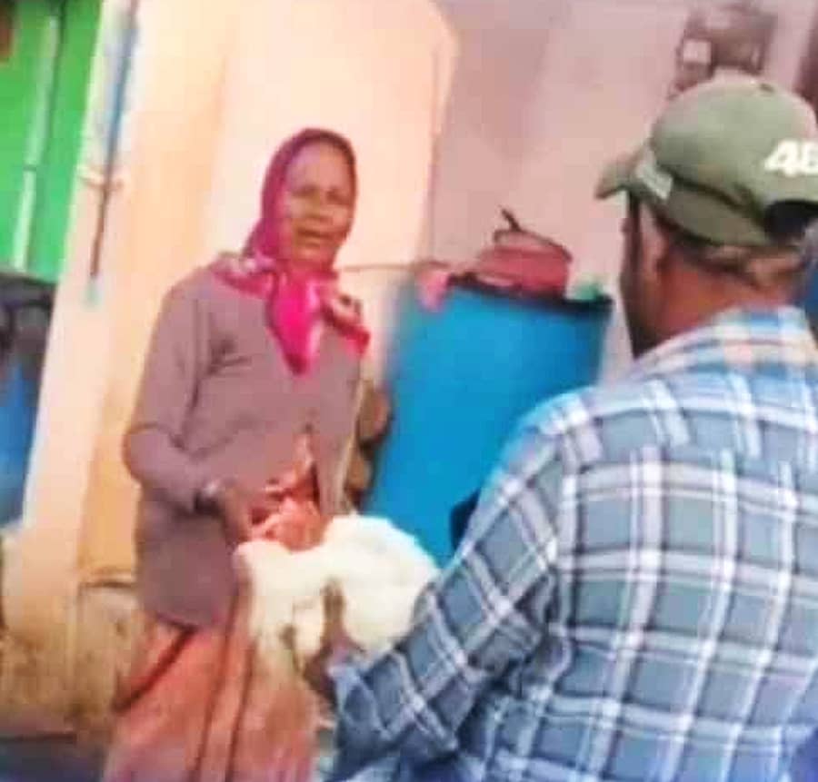 ಸಾರ್ವಜನಿಕರಿಗೆ ಕೋಳಿ ಹಂಚಿದ ಕಿರಣ್‌ಕುಮಾರ್‌ 