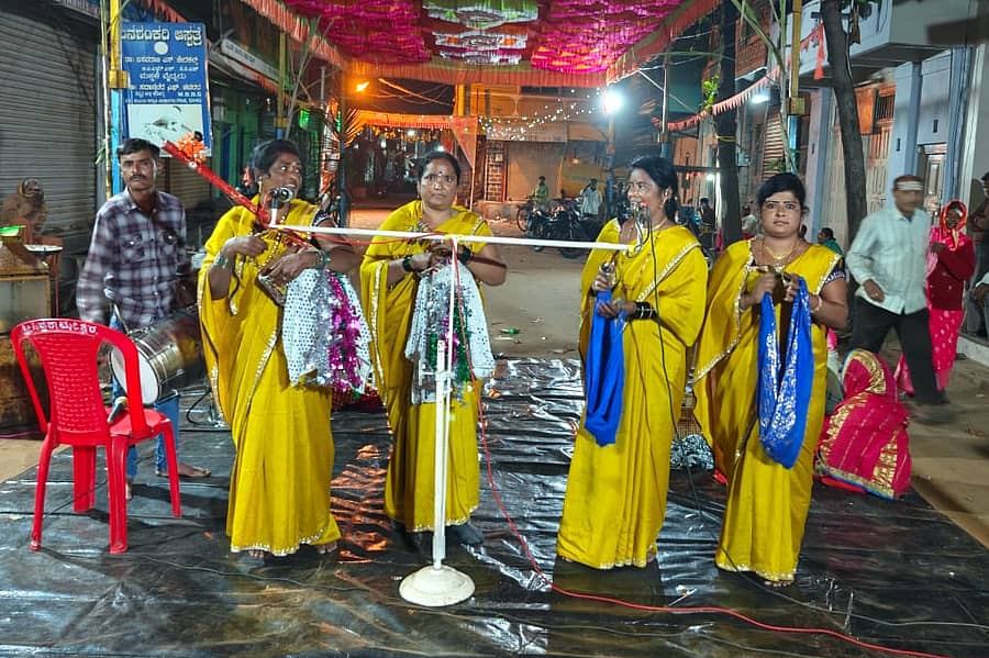 ಬನಹಟ್ಟಿಯ ಮಂಗಳವಾರ ಪೇಟೆಯ ಯಲ್ಲಮ್ಮ ದೇವಿಯ ಗದ್ದಗೆಗೊಳಿಸವು ಕಾರ್ಯಕ್ರಮದ ಅಂಗವಾಗಿ ದೇವಸ್ಥಾನದ ಮುಂಭಾಗದಲ್ಲಿ ಕಲಾವಿದರು ಚೌಡಕಿ ಪದಗಳನ್ನು ಪ್ರಸ್ತುತಪಡಿಸಿದರು