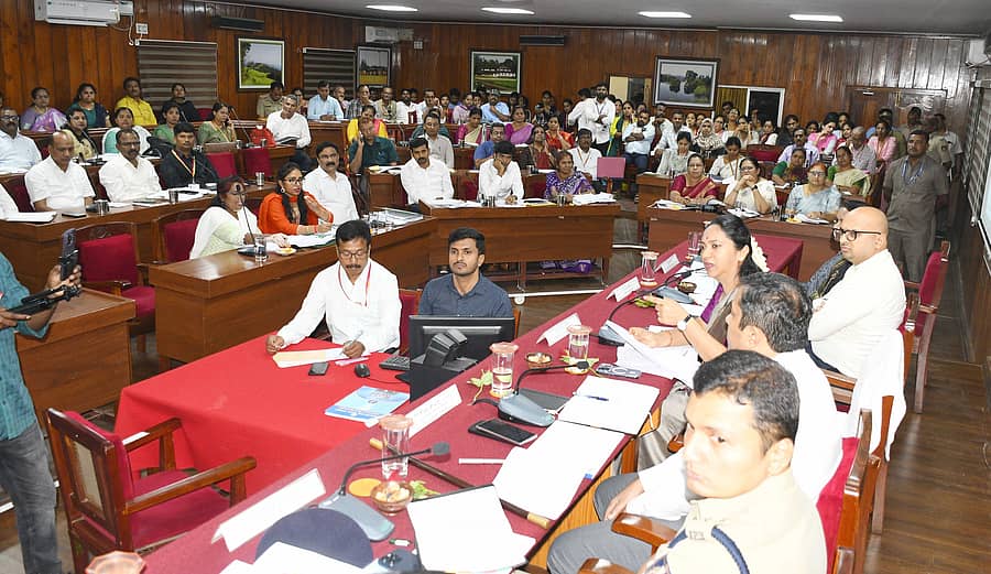 ಶಿವಮೊಗ್ಗದಲ್ಲಿ ಮಂಗಳವಾರ ರಾಜ್ಯ ಮಹಿಳಾ ಆಯೋಗದ ಅಧ್ಯಕ್ಷೆ ಡಾ.ನಾಗಲಕ್ಷ್ಮಿ ಚೌಧರಿ ಪ್ರಗತಿ ಪರಿಶೀಲನಾ ಸಭೆ ನಡೆಸಿದರು